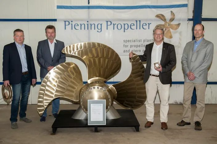 Presentation of the DNV GL certificate by Dr. Olaf Richter (right) in the presence of his inspector, Dieter Ekat (2nd from left) who supported the test series, to Piening boss Mathias Pein (2nd from right) and his designer, Pierre Adam (left). (Phjoto: Otto Piening GmbH)