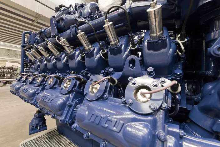 The main propulsion system of the Sembcorp hybrid tug comprises twin 16-cyclinder mtu Series 4000 gas units which will provide a combined total power of 2984 kilowatts. The new engines are part of Rolls-Royce's Green and High-Tech program. Without exhaust gas aftertreatment they emit no sulfur oxides and only very small quantities of nitrogen oxide and particulate mass is below the verification limit. (Photo: Rolls-Royce)
