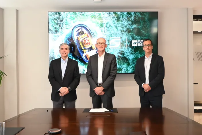 Rafael Ferrada, CFO of SAAM; Stefan Buch, VP of After Sales Service at SCHOTTEL; and Hernán Gómez, CEO of SAAM, who formally signed the agreement. © SAAM