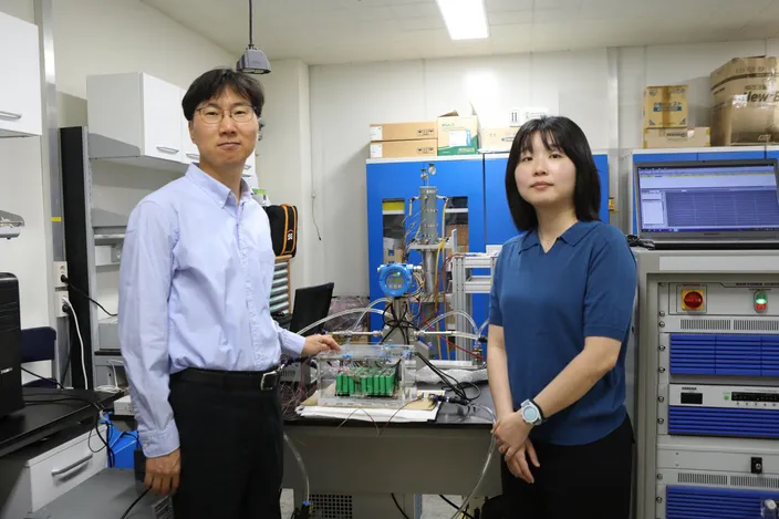 Research team at KIMM’s Heat Pump Research Center (Dr. Jinsub Kim pictured on the left). Image Copyright KIMM
