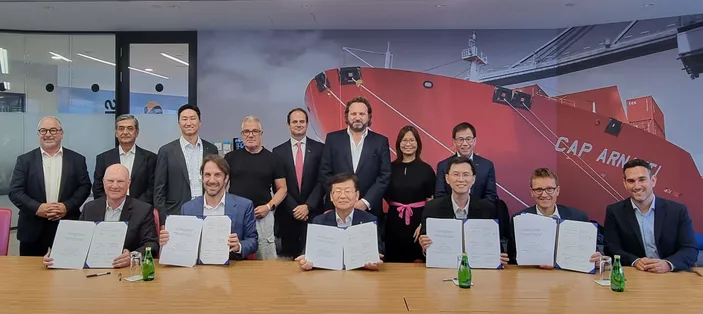 Left to right: John McDonald, President and COO, ABS; Cyril Ducau, CEO of EPS; Seung Yong Park, COO / Senior EVP, Hyundai Heavy Industries; Kenneth Lim, Assistant Chief Executive, Industry and Transformation, MPA; and Thomas Hansen, Director, MAN Energy Solutions. (Photo: ABS)
