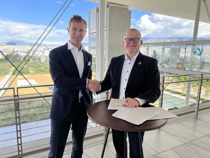 Left to right: Noah Silberschmidt, Founder & CEO, Silverstream Technologies, with Bjarne Foldager, Head of Two-Stroke Business, MAN Energy Solutions (Photo: Silverstream Technologies)