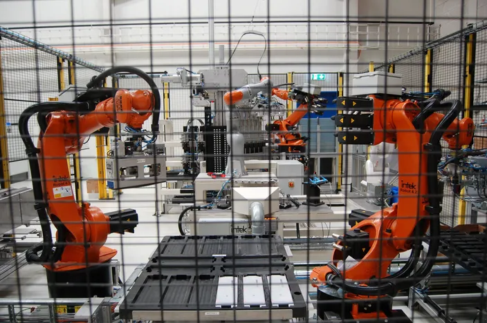 A robot’s battle against emissions: Siemens articulated robots of different sizes assemble battery stacks at Trondheim, Norway. 
Credit: William Stoichevski