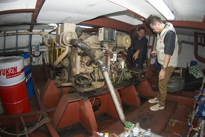 Shipyard manager Ekachai Virunrattanasiri shows Cummins representative Sathit Suwanprasert the dinner boat’s Cummins main engine. (Photo: Haig-Brown/Cummins)