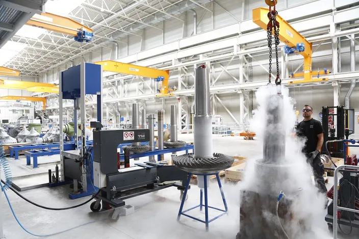 Shrink fitting of shaft and bevel gear; ©SCHOTTEL