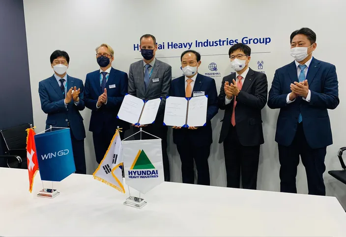 Signing ceremony hosted by HHI-EMD President & Chief Operating Officer Kwang-hean An and joined by WinGD’s Executive Vice President, R&D Dominik Schneiter and Executive Director Sales, Volkmar Galke. Image courtesy WinGD/HHI-EMD