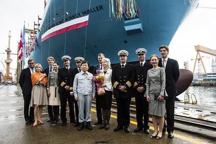 Special guests posing with Ane Mærsk Mc-Kinney Uggla and Jae-ho Ko, President and CEO of DSME (Photo: Maersk)