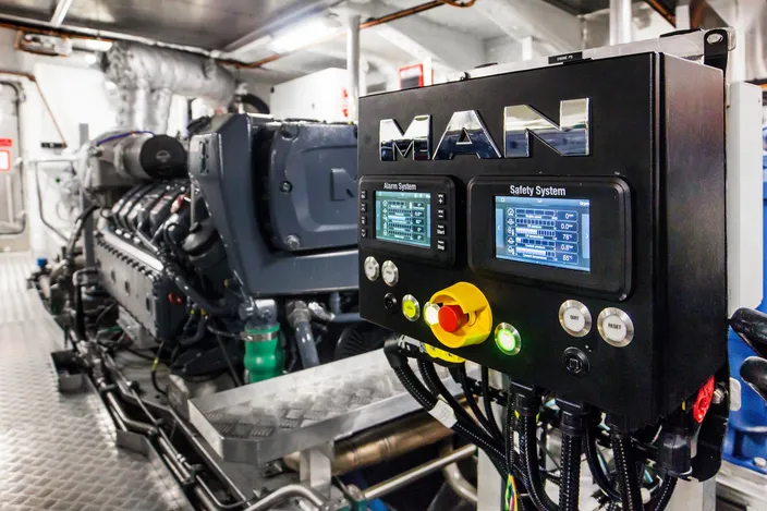 Thanks to its numerous interfaces, the iSea electrics case frees up space in the engine compartment and on the bridge. Copyright MAN Truck & Bus SE