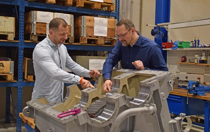 Thomas Haferkorn (Director Service, right) and Oliver Schmidt (Product Support Manager) in technical
discussion. Photo: Theiß/REINTJES GmbH