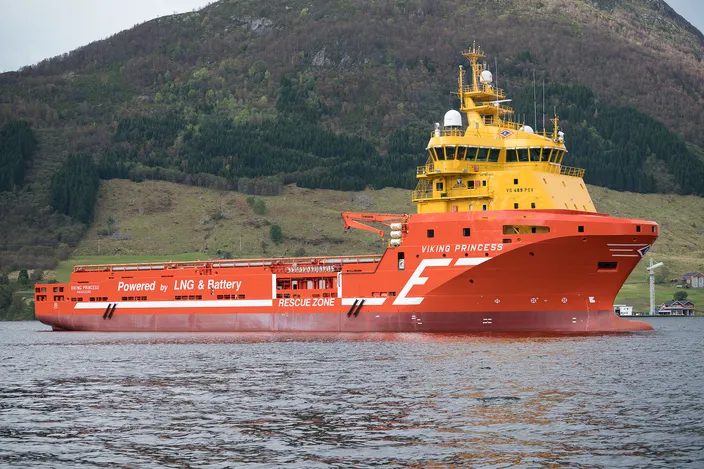Viking Princess and Wärtsilä's expert analyzing the new hydrid system on board Viking Princess  (Photo: Wärtsilä)