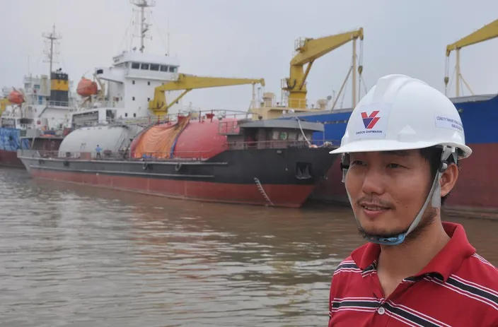 Vu Cong Vuong with LPG tanker under construction (Haig-Brown photo courtesy of Cummins Marine)