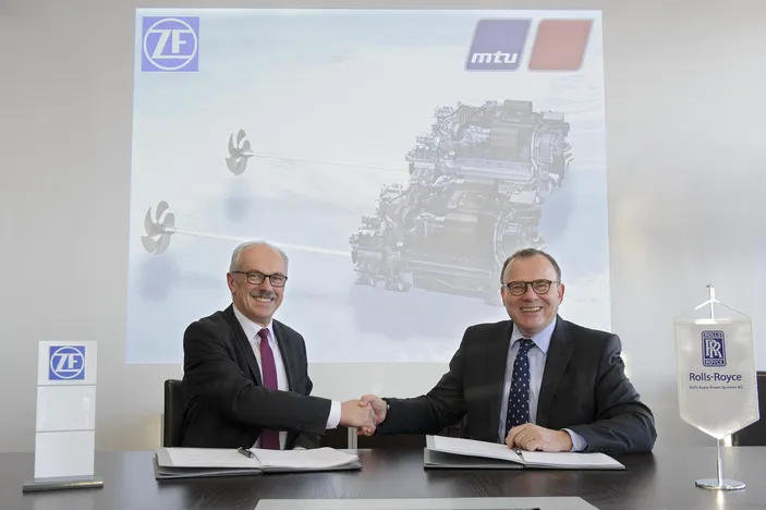 Wilhelm Rehm and Dr. Ulrich Dohle sign the collaboration agreement (Photo: ZF)