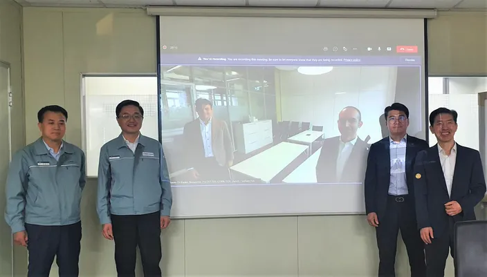 Young-Gi Kim, General Manager of strategy Business team, HSD and Sang-Min Lee, Senior General Manager of strategy Business team, HSD; Young-Ki Lee, Tekomar Global Sales Manager, ABB Turbocharging and Jae-Ung Park, Country Manager, ABB Turbocharging
On screen left to right:  Cristian Corotto, SVP Digital Customer Solution, ABB Turbocharging and Mauro De Micheli, Head of Sales, Marketing and Partnerships Digital Solutions, ABB Turbocharging. Photo Courtesy ABB Turbocharging